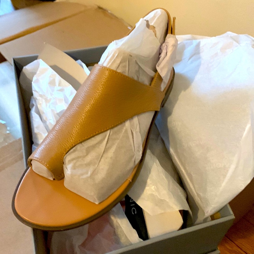 New in box Vionic women’s Ella beigh leather sandals